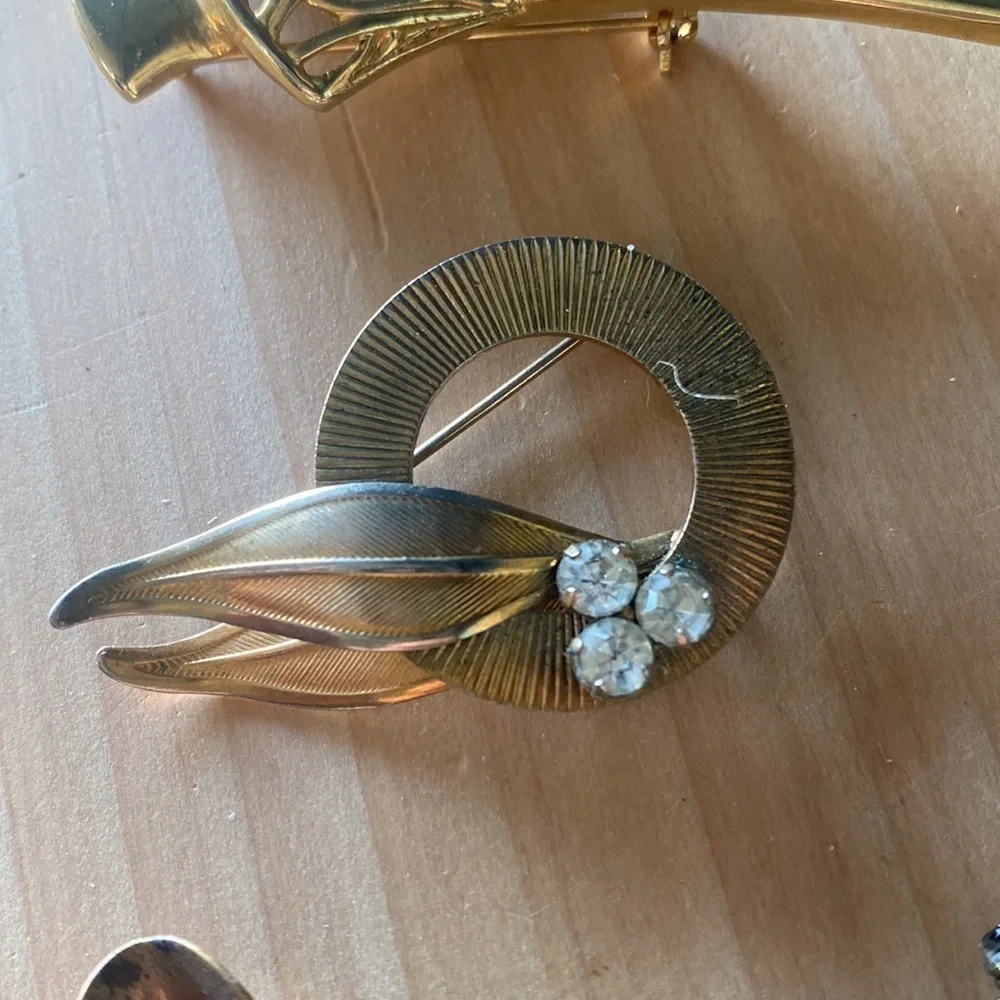 Eight vintage pins assorted‎ broaches